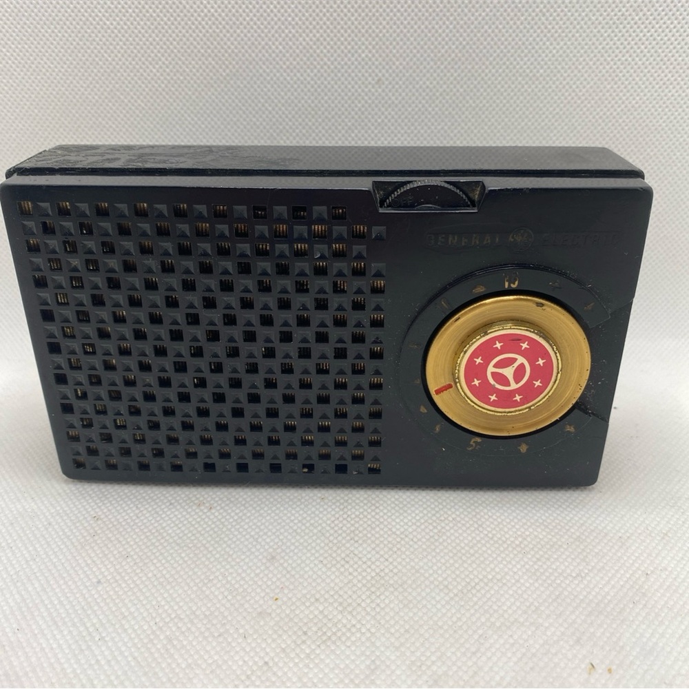 Vintage General Electric Model 675 Radio
